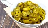 Rețeta simplă de ardei iuți murați în oțet. Ai nevoie de câteva ingrediente, iar rezultatul e unul delicios