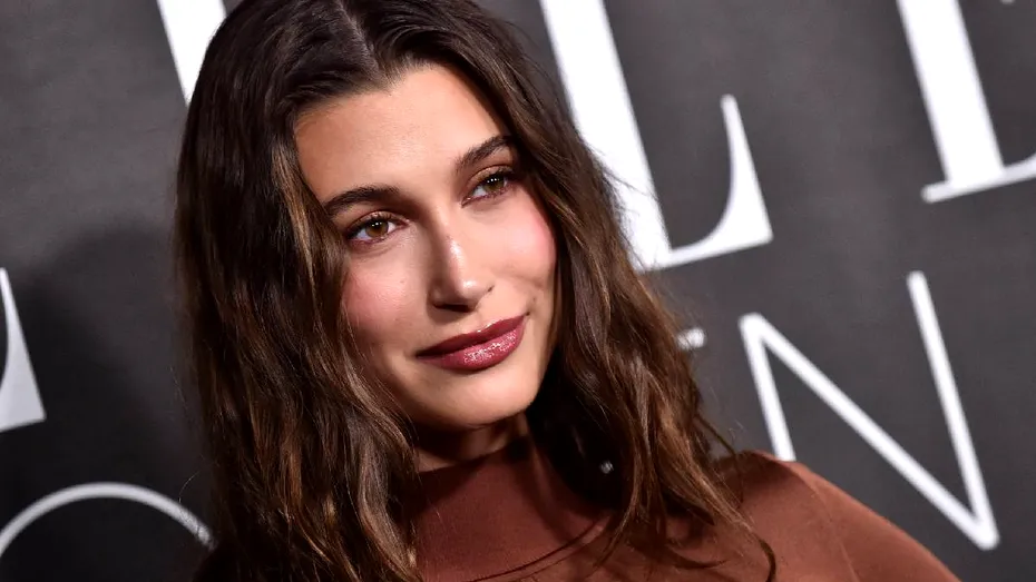 Hailey Bieber și „blurred lips”: machiajul discret care a cucerit vedetele în 2026