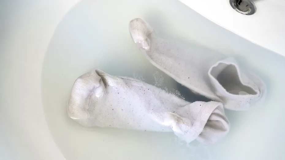 Ingredientul natural cu care albești șosetele într-o oră. Nu trebuie să folosești bicarbonat de sodiu!