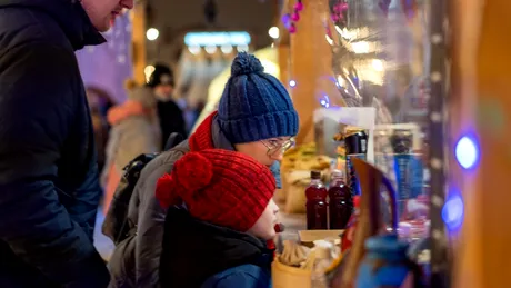 Târgul de Crăciun din Piața Constituției s-a deschis. Program și prețuri