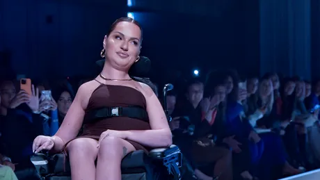 Modele plus-size, în scaun cu rotile și cu vitiligo au defilat la Săptămâna Modei din Londra. Prezentarea, un real succes!