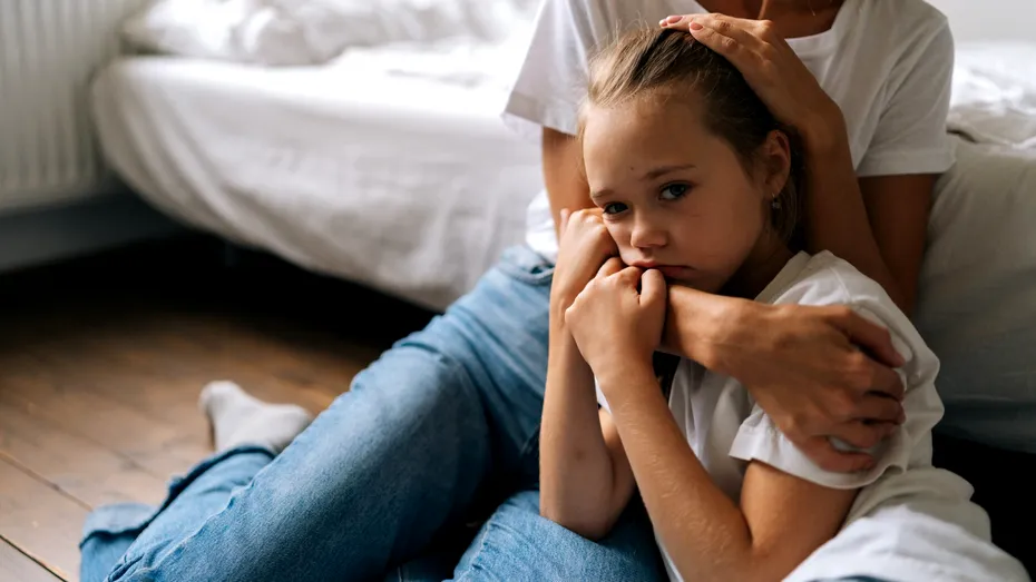 Drama copiilor cu părinți plecați la muncă în străinătate. Alina: „De fiecare dată când pleacă mama, parcă rămân fără aer... e ceva greu, aici, în piept, care nu mă lasă să respir”