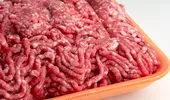 Cum să decongelezi corect carnea tocată. Greșeala care crește riscul de bacterii