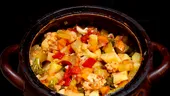 Ghiveci de legume (ratatouille) în vas de lut la cuptor: săţios, aromat, cu puţine calorii, foarte gustos