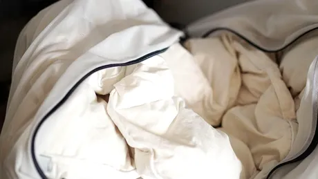 Cum să speli o plapumă prea mare pentru mașina de spălat. Soluția SIMPLĂ pentru o curățare ca la carte