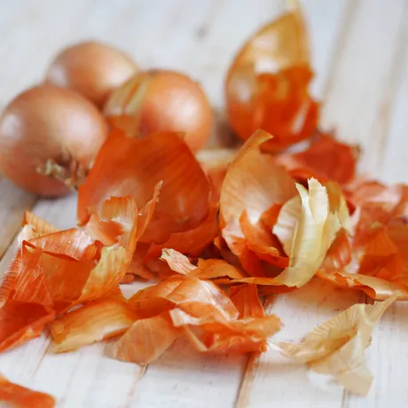 De ce nu ar trebui să arunci cojile de ceapă – beneficii surprinzătoare pentru sănătate