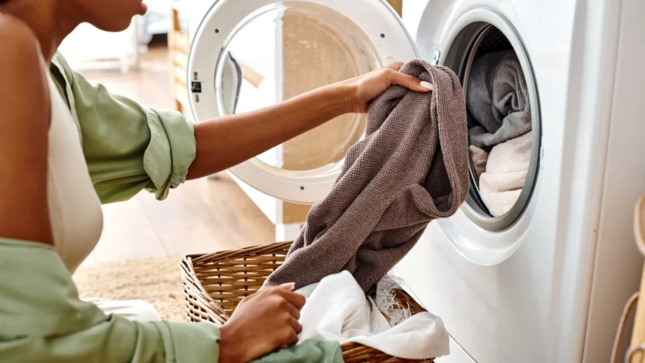 Butonul de la mașina de spălat care îți face hainele să se usuce mai repede iarna