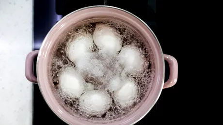 De ce să nu arunci apa în care ai fiert ouă: beneficii neașteptate