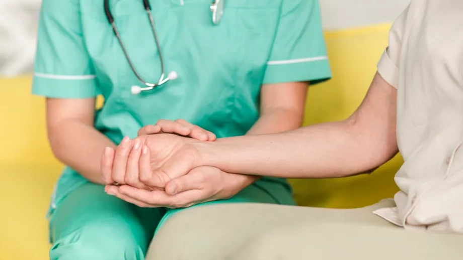 De ce personalul medical poartă uniforme colorate