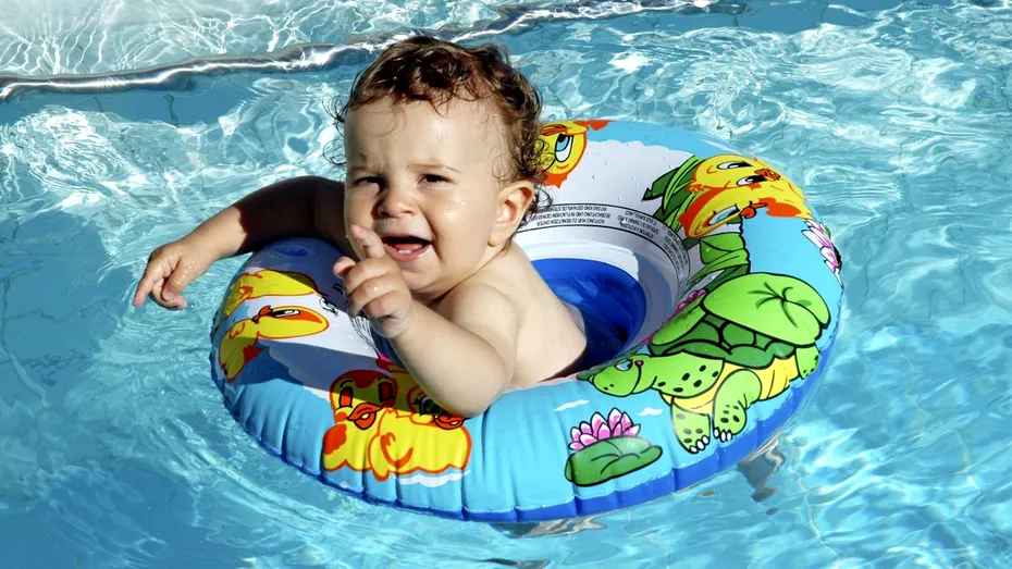 4 sfaturi pentru părinții care merg cu copiii la mare sau la piscină. Dr. Mihai Craiu: Evitați saltelele gonflabile, creează o falsă senzație de siguranță!