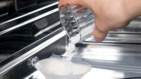 La cât timp se pune sare în mașina de spălat vase? Cum se adaugă corect și de ce e importantă