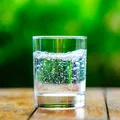 Este apa minerală benefică pentru organismul tău? 7 efecte ale consumului de apă minerală