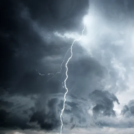 Ce să nu faci niciodată în casă atunci când afară sunt fulgere. Îți pui viața în pericol