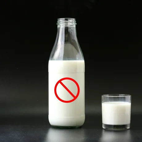 Laptele pe care nu ar trebui să îl cumperi niciodată din supermarketuri. Medicii susțin că nu are niciun beneficiu pentru organism