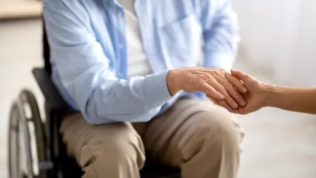 Cât este indemnizația de însoțitor în 2026. Suma acordată persoanelor care nu se pot îngriji singure