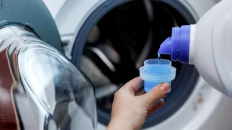 Greșeala pe care o faci la fiecare spălare! Cât detergent ar trebui, de fapt, să folosești