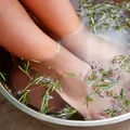 Remediile naturale care ar putea ajuta în cazul ciupercii unghiei. Ce spun specialiștii despre eficiența lor