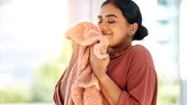 Ingredientul banal pe care să îl pui în mașina de spălat pentru un miros mai proaspăt. Costă doar 3 lei și poate înlocui cu succes balsamul de rufe
