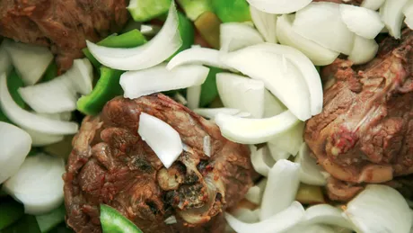 Ce se pune în stufatul de miel ca să nu ai probleme cu ficatul. 2 ingrediente obligatorii