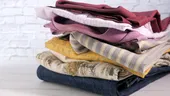 6 metode ușoare de a scăpa de cutele de pe haine chiar dacă nu ai fier de călcat