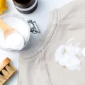 Tabletele efervescente pentru proteze dentare pot îndepărta rapid petele de pe haine. Cum se utilizează?