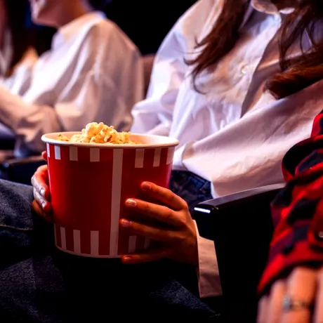 Studiu: mersul la cinema, teatru sau muzeu poate încetini procesul de îmbătrânire