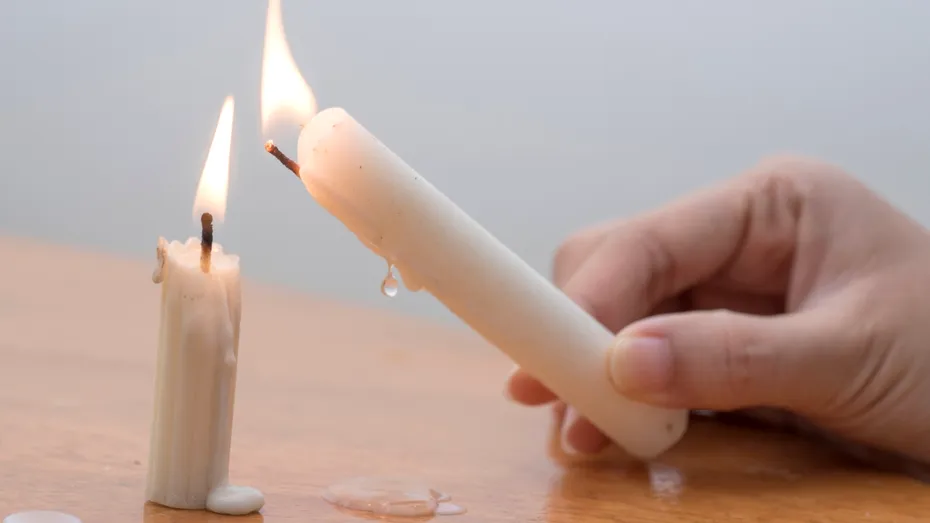 Cum îndepărtezi urmele de ceară de pe orice suprafață. Secretul pe care firmele de curățenie nu vor să-l împărtășească