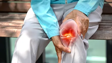 Te dor genunchii? Nu e de la vârstă