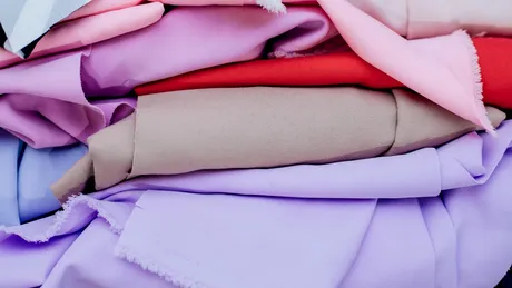 Cum să speli corect hainele din poliester. Sfaturile care te ajută să îți păstrezi garderoba ca nouă