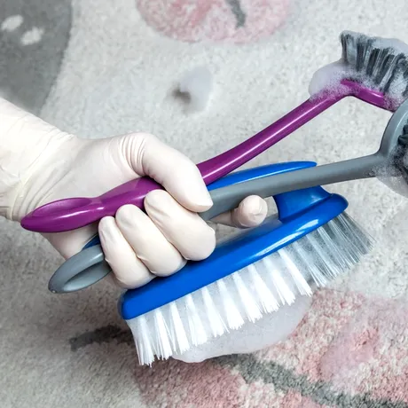 Cum cureți corect mocheta acasă la tine. Sfaturi esențiale pentru a scăpa rapid de pete