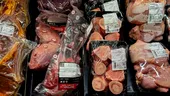 Ce ascunde lichidul roșiatic din carnea ambalată? ANPC trage un semnal de alarmă chiar înainte de sărbători