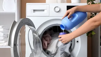 Crezi că hainele ies mai curate? Ce se întâmplă, de fapt, dacă pui prea mult detergent