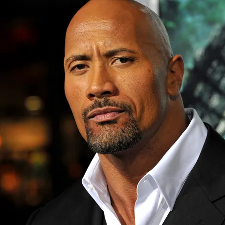 Transformare uluitoare la Hollywood! Dwayne „The Rock” Johnson, de nerecunoscut pe platourile de filmare. Fanii au rămas mască: „Zici că-i tataie”