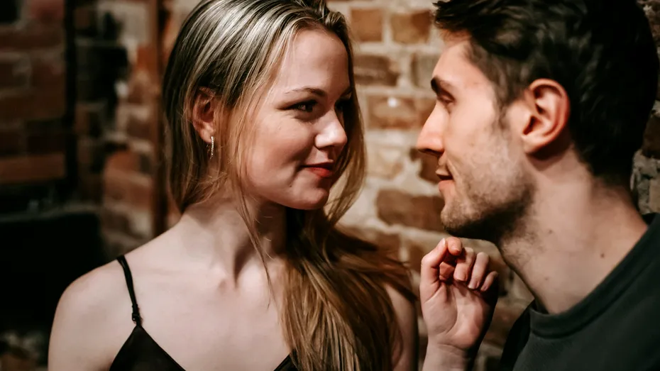 Vrei să știi dacă te place? Iată 10 semne sigure că te iubește în secret!