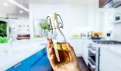 De ce pulverizează unele persoane oțet la ușa casei? Trucul care te poate ajuta enorm