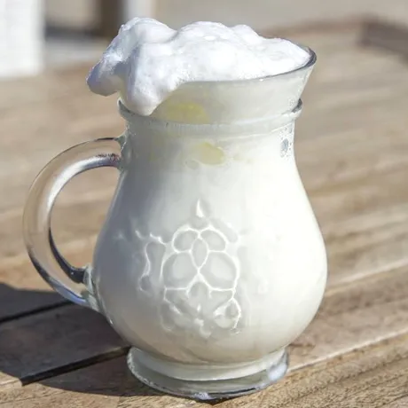Băutura care te hidratează mai bine decât apa. Cum să faci ayran acasă din trei ingrediente