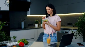 Este sănătos să mănânci în picioare? Avantaje și riscuri pentru digestie