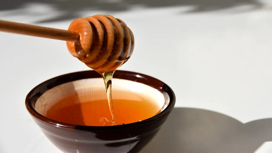 De ce o linguriță de miere crudă de Manuka poate deveni noul tău ritual pentru susținerea imunității
