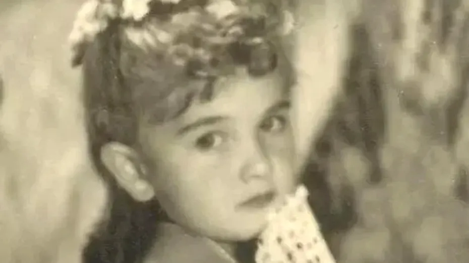 Imagine virală cu o legendă a muzicii românești. O recunoști pe fetița din fotografie?