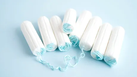 Cât de sigure sunt tampoanele intime? Un nou studiu avertizează în privința compoziției lor