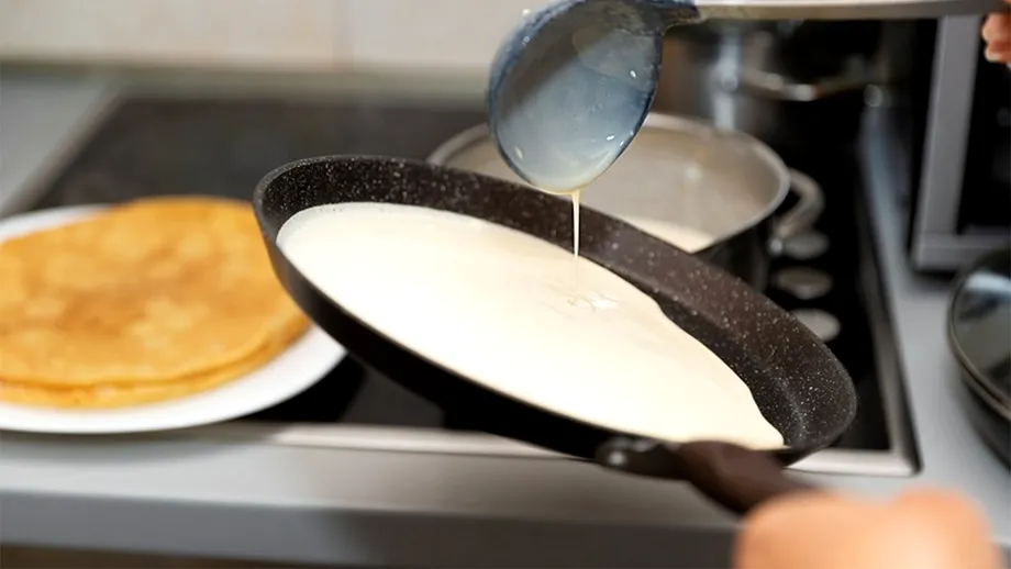 Ecuația clătitelor. Câtă faină trebuie să pui, pentru fiecare cană de lapte adăugată. Care e raportul ideal, pentru cele mai pufoase clătite