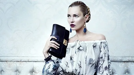 Kate Moss, super-photoshopată în noua campanie Salvatore Ferragamo
