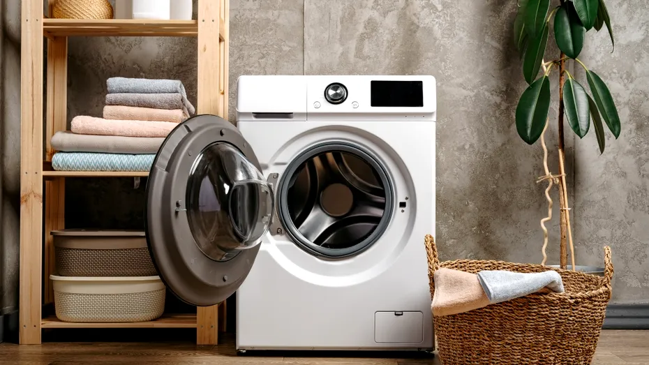Trucul cu oțet care îți poate strica complet mașina de spălat. Mulți fac această greșeală
