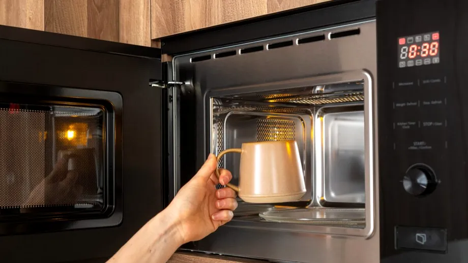 Cât de sigur este să reîncălzești cafeaua? Ce spun specialiștii despre acest obicei