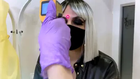 Raluca Bădulescu la cabinetul medicului estetician