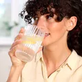 Trebuie să bei apă imediat după trezire? Ce spun experții despre acest obicei
