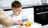 Diversificarea bebelușului: cele mai frecvente greșeli ale părinților care urmează sfaturi de pe internet