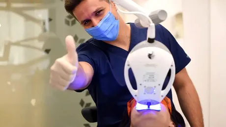 (P) Albire dentară acasă sau profesională? Ce produse poți folosi și cât costă o albire dentară eficientă