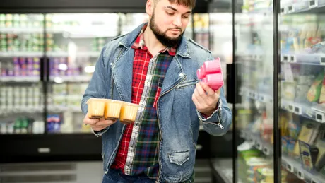 La ce să te uiți când cumperi iaurt cu fructe să nu-ți pui sănătatea și silueta în pericol. Ingrediente de pe etichetă pe care le ignori