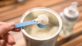 Alertă alimentară globală! Lactalis retrage din magazine laptele praf pentru sugari. Lista țărilor vizate